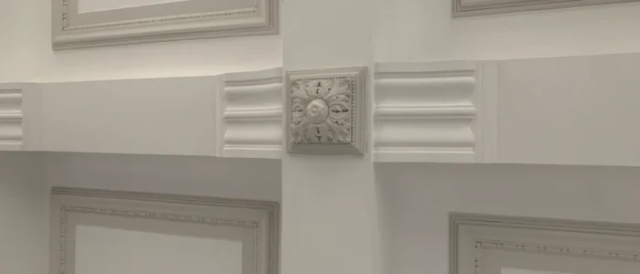 bas relief de plafond qui a été installé