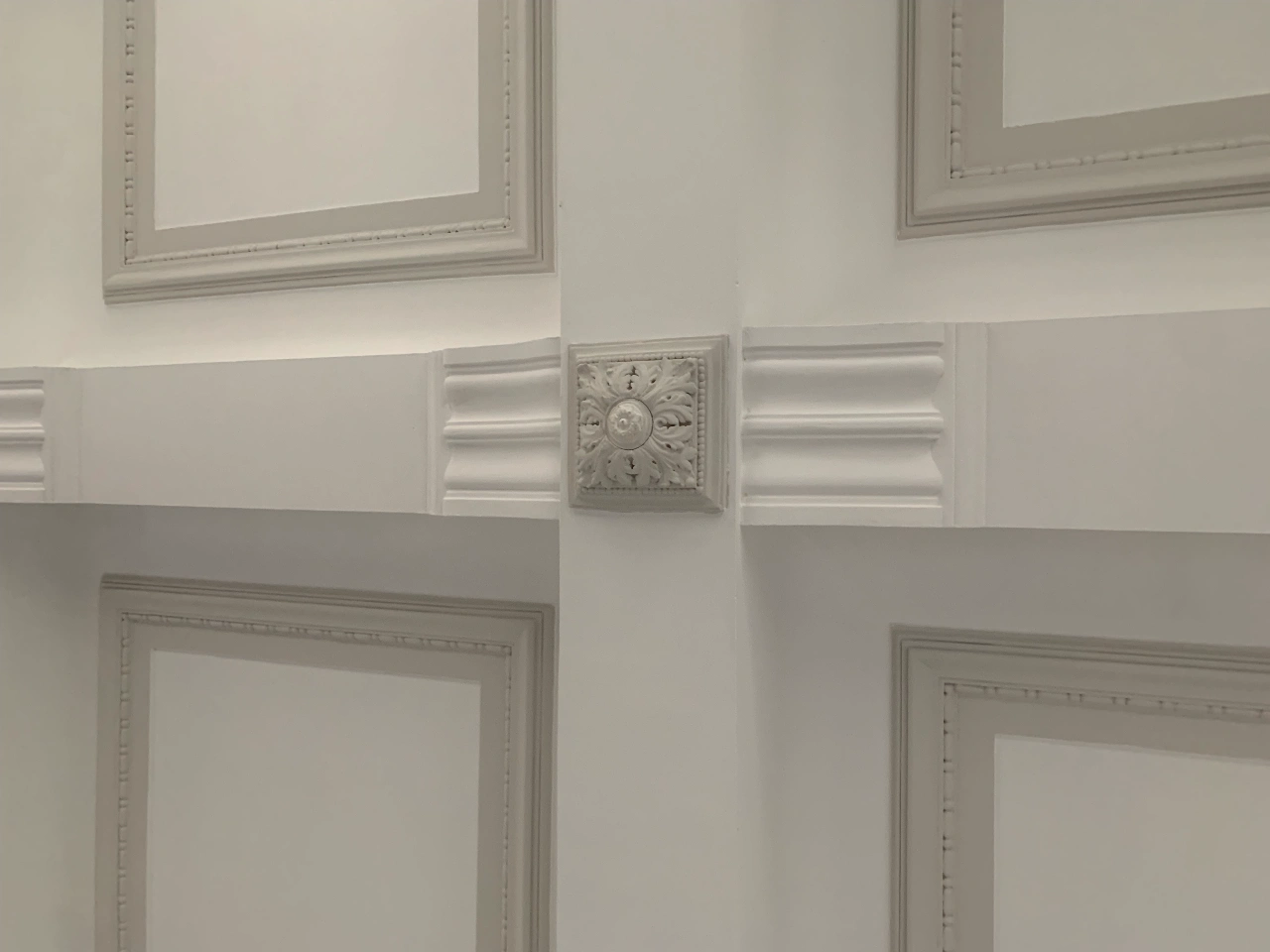 bas relief de plafond qui a été installé