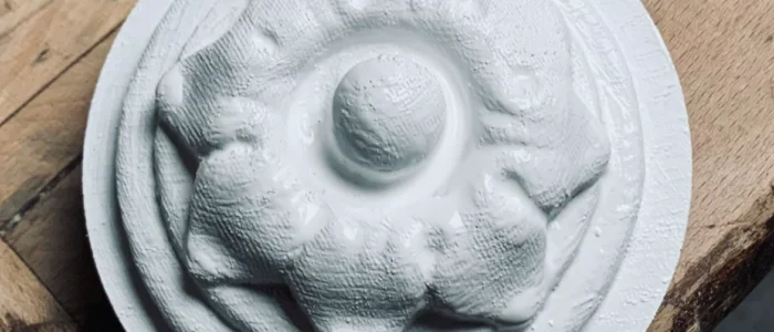 bas-relief de plafond qui a été usiné