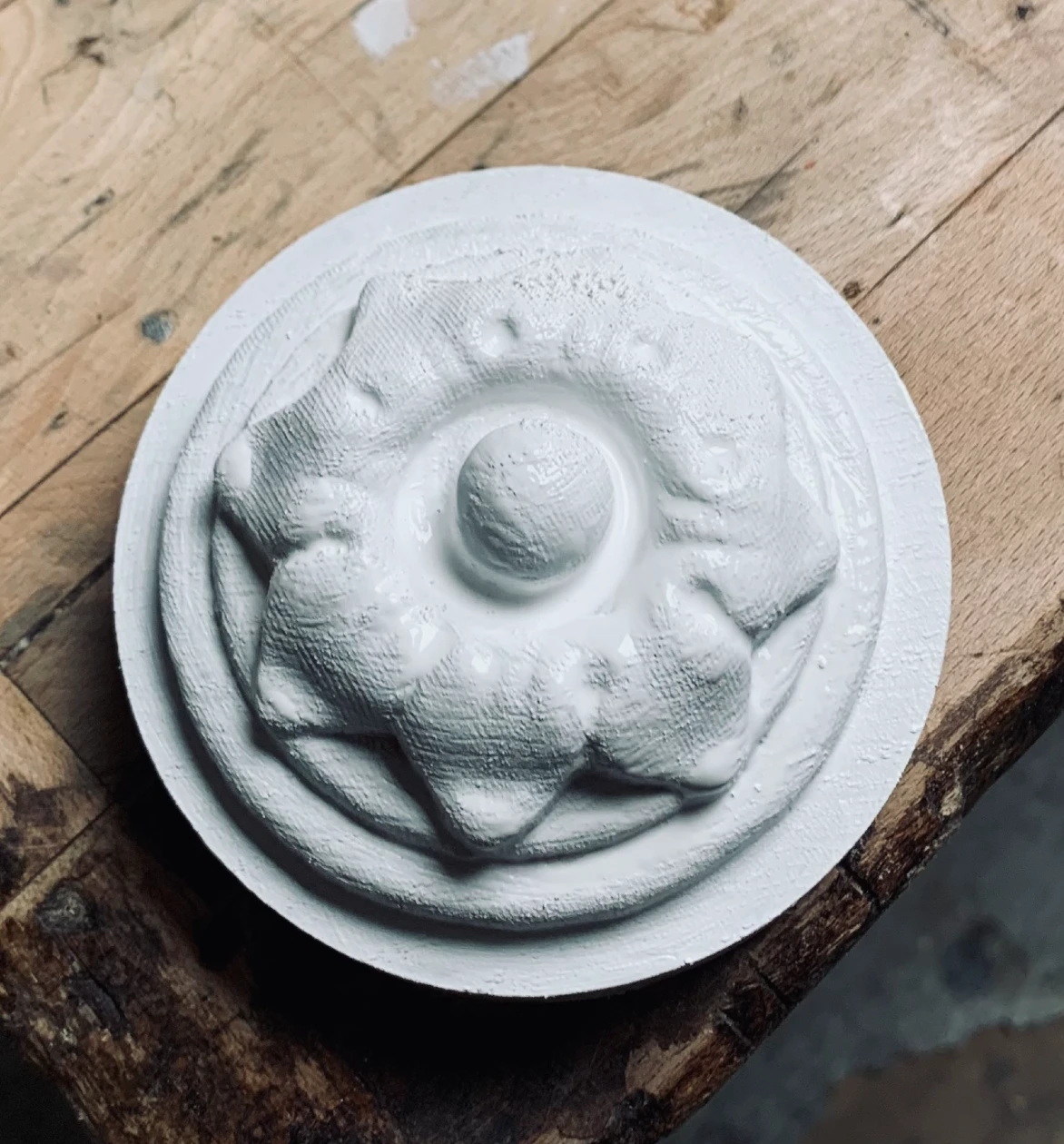 bas-relief de plafond qui a été usiné
