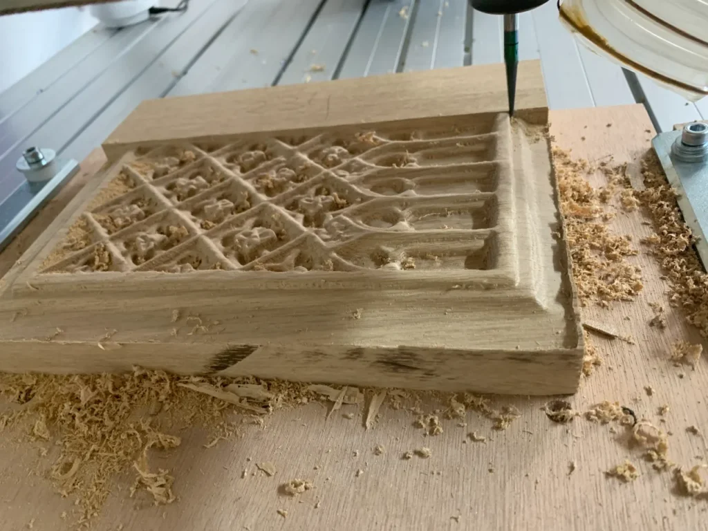 reproduction bas relief panneau en bois en cours d'usinage