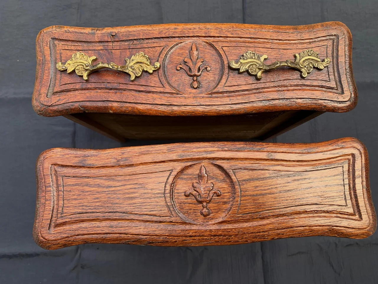 reproduction d'un bas-reliefs en bois sur un tiroir