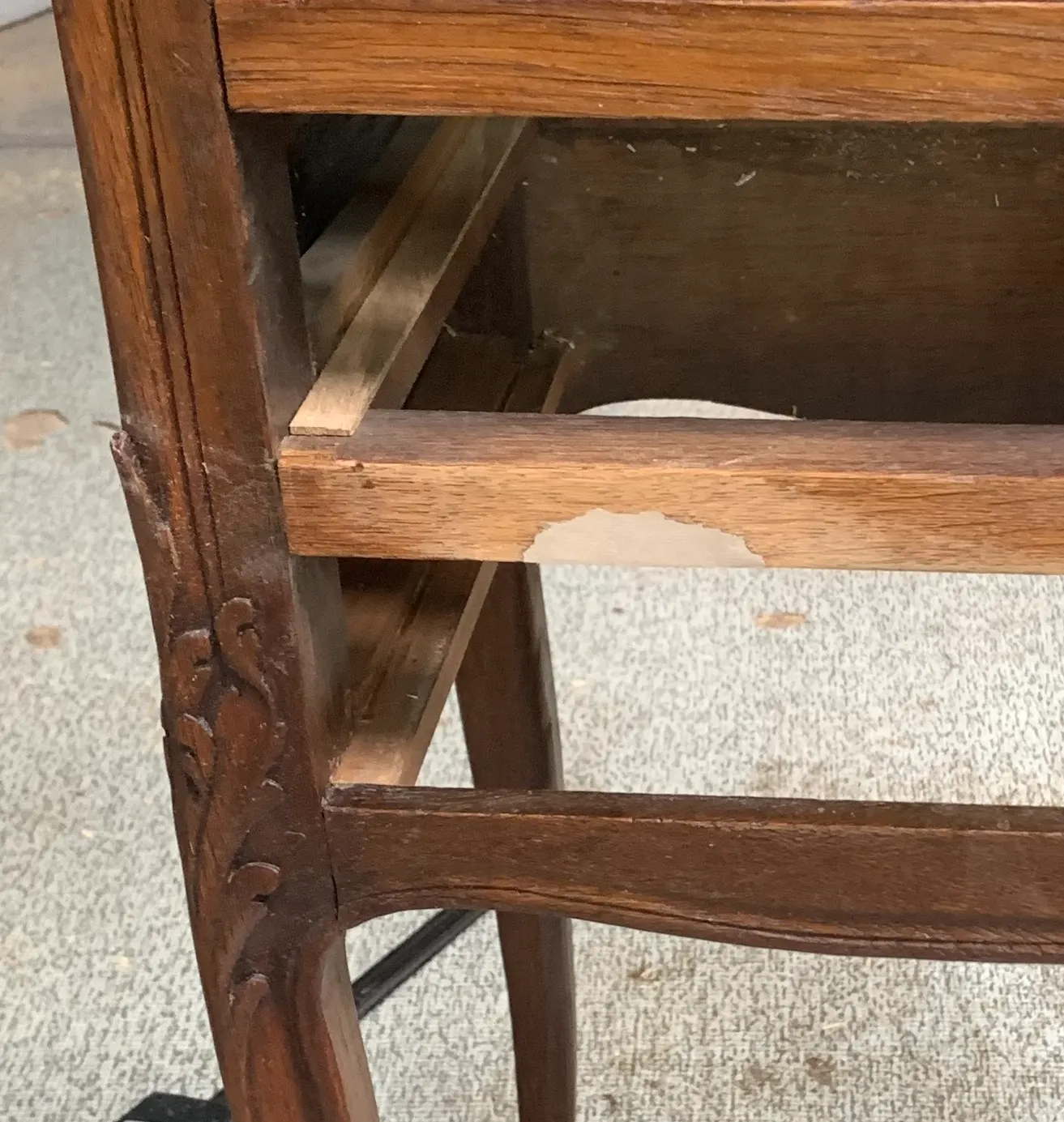 Greffe par empreinte numérique appliquée à une traverse de commode en bois