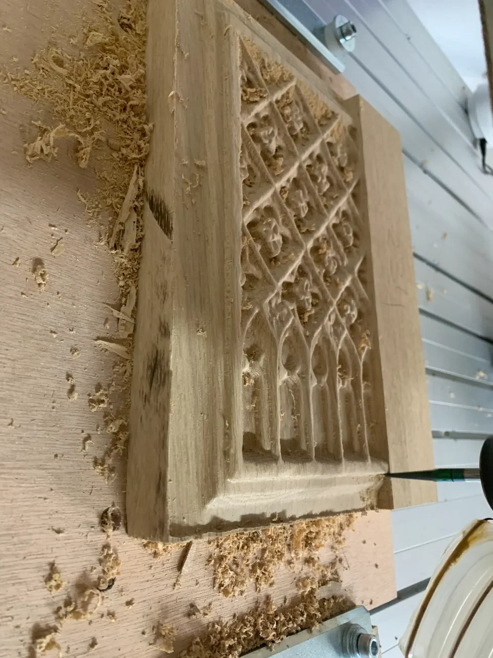 reproduction bas relief panneau en bois en cours d'usinage