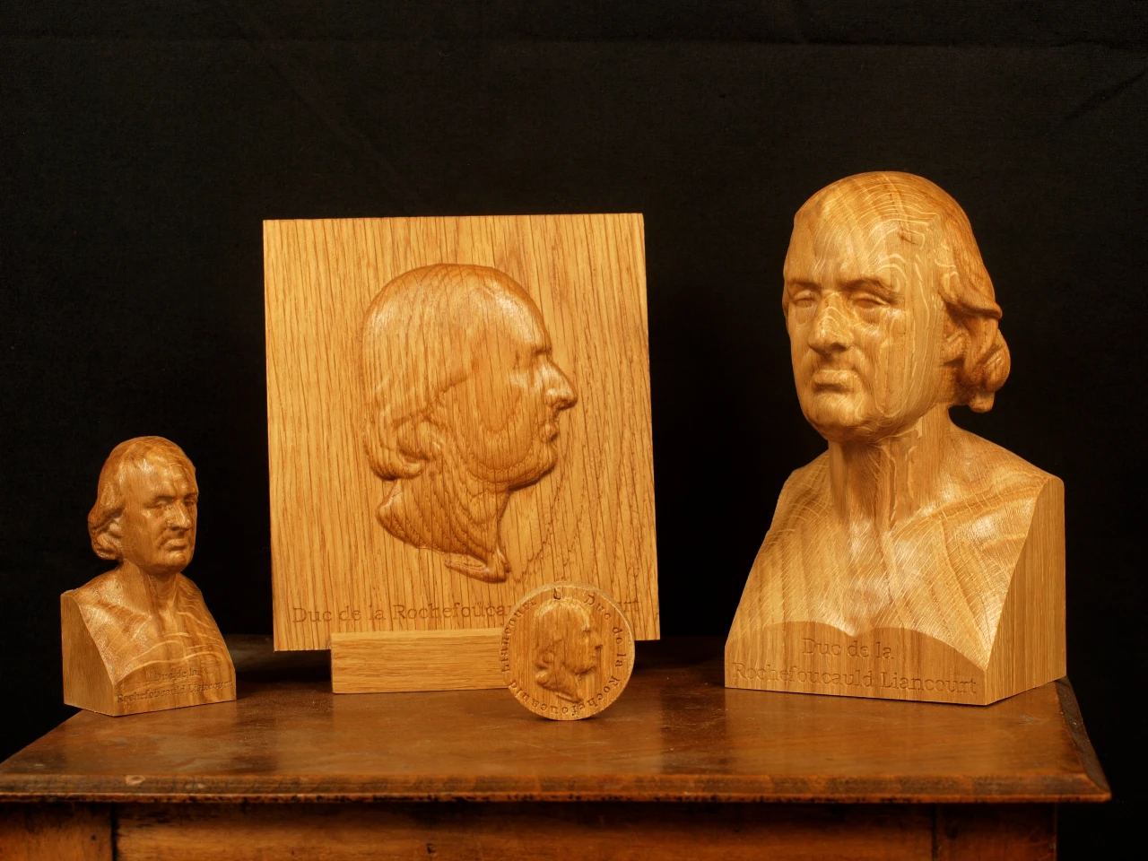 Petits objets en bois alignés