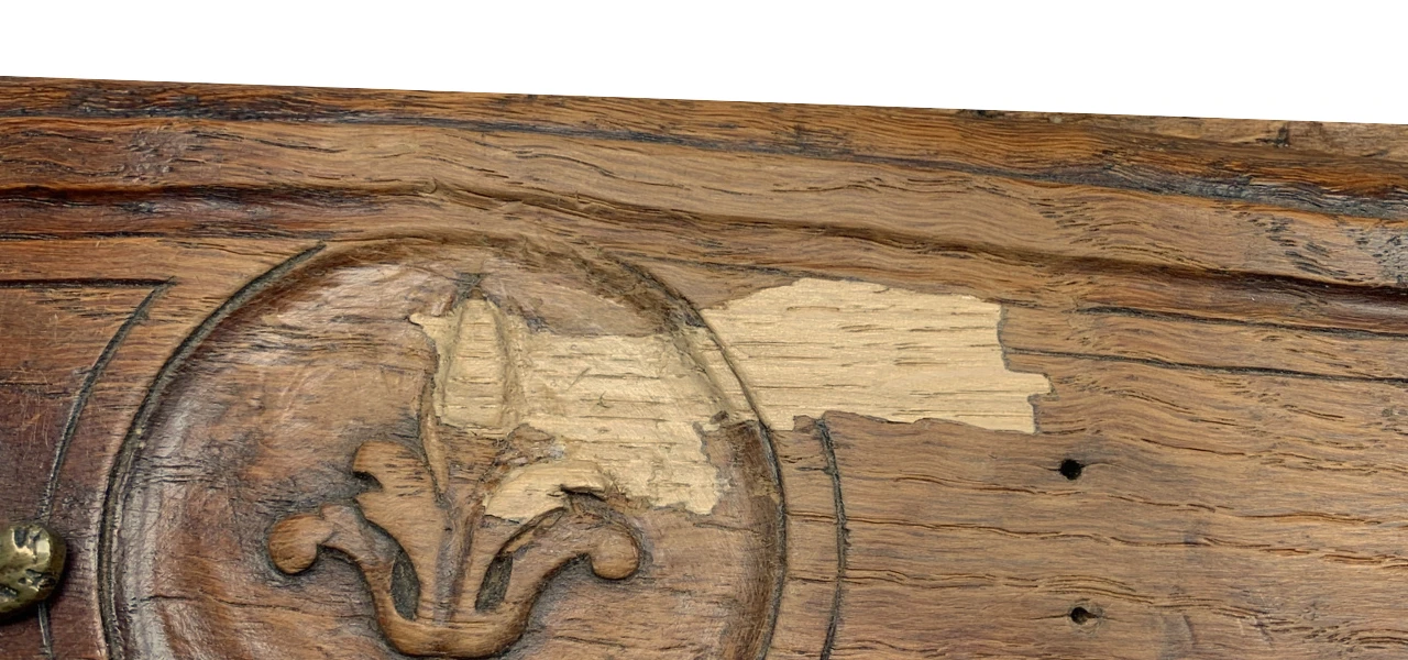 Meuble en bois cassé qui a reçu une greffe par empreinte numérique