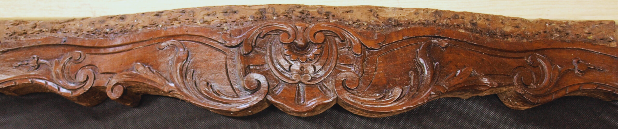 Traverse en bois abimée